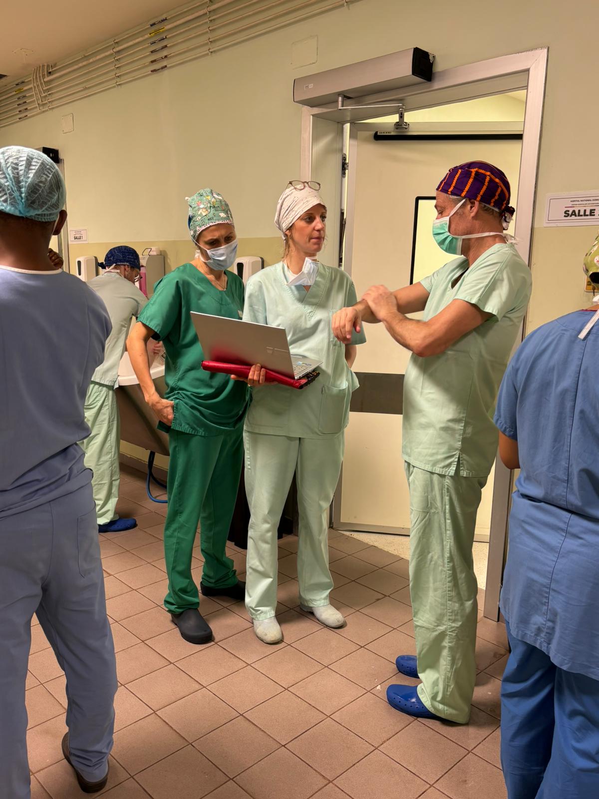 Discussion autour du lavabo - mission Guinée